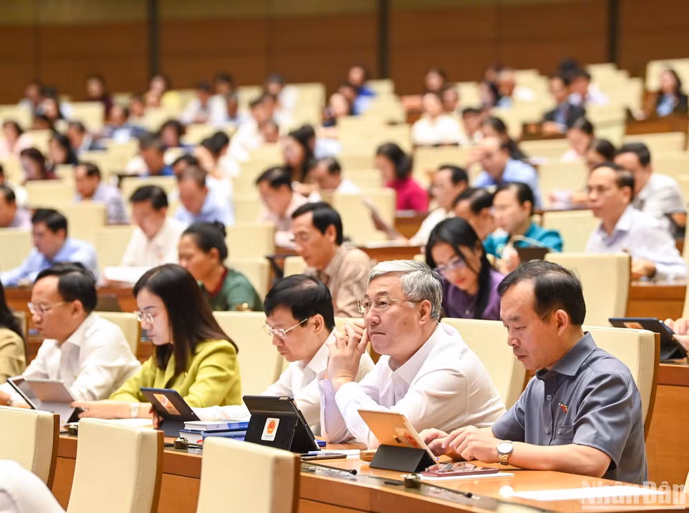 Các đại biểu Quốc hội tham gia thảo luận về dự án Luật Kinh doanh bất động sản (sửa đổi) ở hội trường sáng 31/10. (Ảnh: DUY LINH)