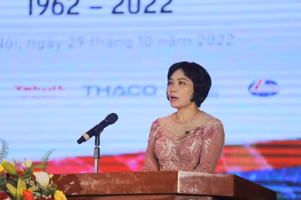 PGS, TS Đỗ Thị Thu Hằng, Viện trưởng Viện Báo chí, đọc diễn văn ôn lại truyền thống lịch sử 60 năm hình thành và phát triển của Viện Báo chí, Học viện Báo chí và Tuyên truyền. PGS, TS Đỗ Thị Thu Hằng, Viện trưởng Viện Báo chí, đọc diễn văn ôn lại truyền thống lịch sử 60 năm hình thành và phát triển của Viện Báo chí, Học viện Báo chí và Tuyên truyền.