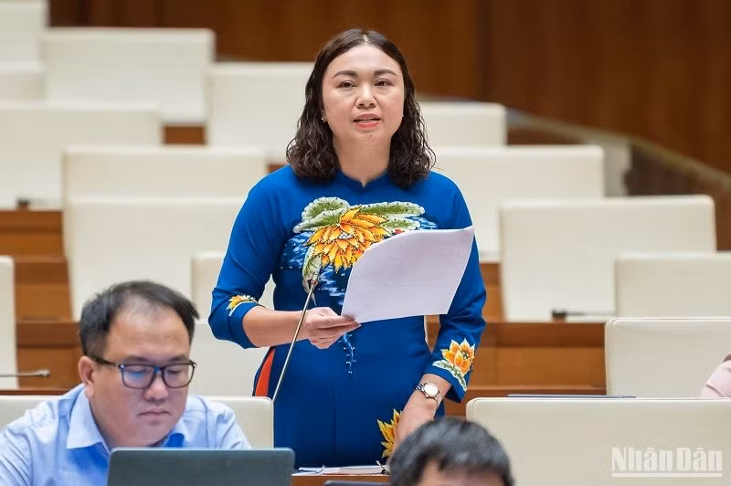 Đại biểu Quốc hội Đặng Bích Ngọc (đoàn Hòa Bình) tham gia ý kiến thảo luận. (Ảnh: DUY LINH)