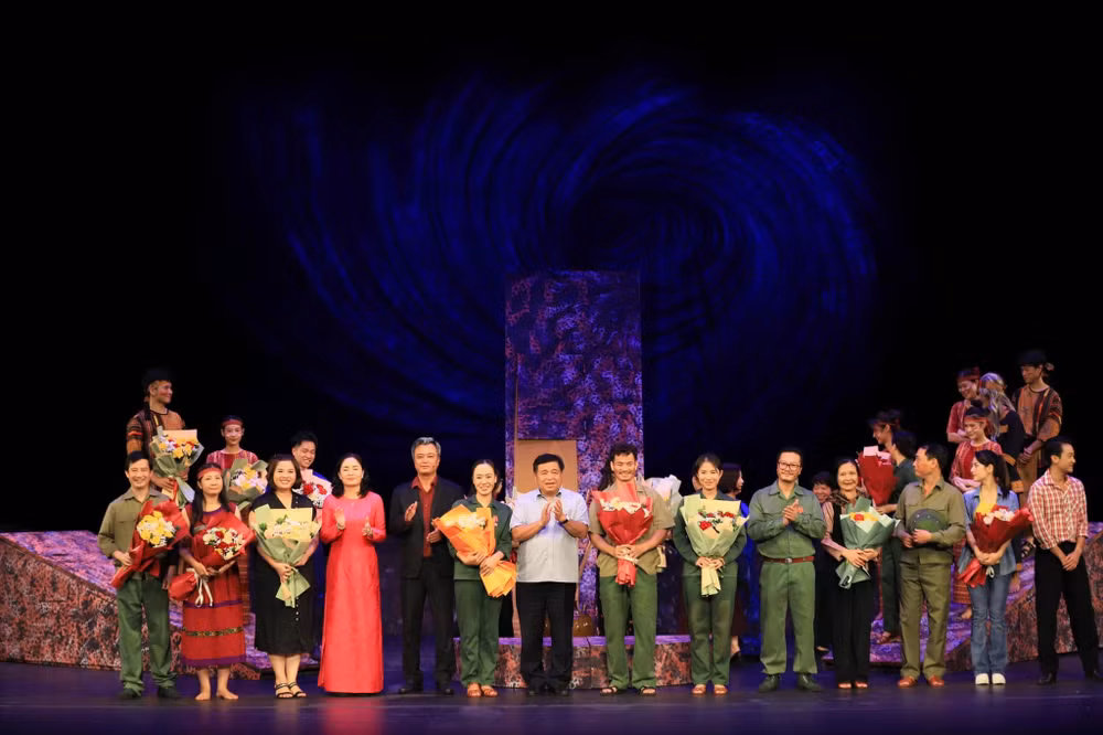 Bộ trưởng Kế hoạch và Đầu tư Nguyễn Chí Dũng tặng hoa cho các nghệ sĩ tham gia biểu diễn trong chương trình nghệ thuật đặc biệt.