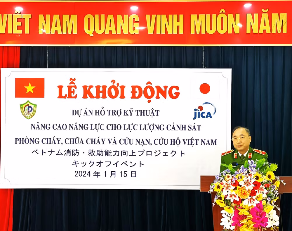 Thiếu tướng Nguyễn Đình Hoàn, Phó Cục trưởng Cục Cảnh sát phòng cháy, chữa cháy và cứu nạn, cứu hộ - Bộ Công an, phát biểu tại Lễ khởi động. Thiếu tướng Nguyễn Đình Hoàn, Phó Cục trưởng Cục Cảnh sát phòng cháy, chữa cháy và cứu nạn, cứu hộ - Bộ Công an, phát biểu tại Lễ khởi động.