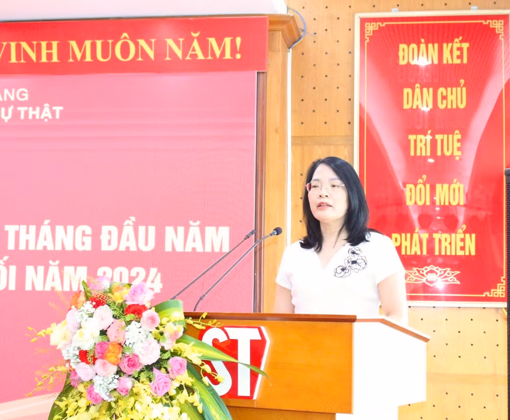 Đồng chí Nguyễn Hoài Anh, Phó Giám đốc - Phó Tổng Biên tập Nhà xuất bản trình bày dự thảo Báo cáo sơ kết công tác Đảng 6 tháng đầu năm và triển khai nhiệm vụ 6 tháng cuối năm 2024.