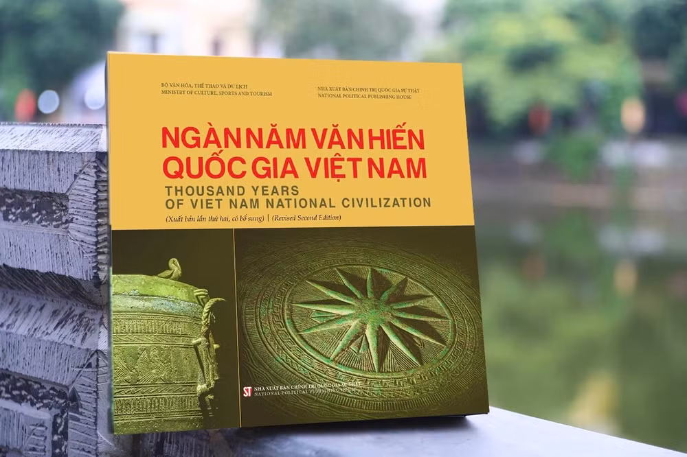 Cuốn sách song ngữ Việt-Anh “Ngàn năm văn hiến quốc gia Việt Nam - Thousand Years of Viet Nam National Civilization”. Cuốn sách song ngữ Việt-Anh “Ngàn năm văn hiến quốc gia Việt Nam - Thousand Years of Viet Nam National Civilization”.
