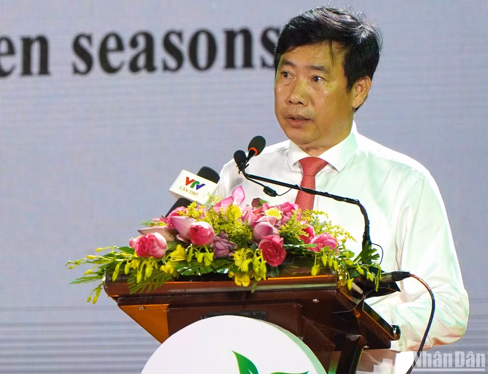 Chủ tịch Ủy ban nhân dân tỉnh Đồng Tháp Phạm Thiện Nghĩa phát biểu khai mạc. Chủ tịch Ủy ban nhân dân tỉnh Đồng Tháp Phạm Thiện Nghĩa phát biểu khai mạc.