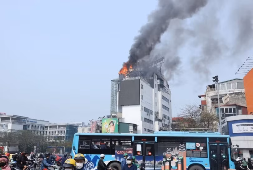 Cháy nhà cao tầng tại khu vực ngã bảy Ô Chợ Dừa, quận Đống Đa, thành phố Hà Nội.