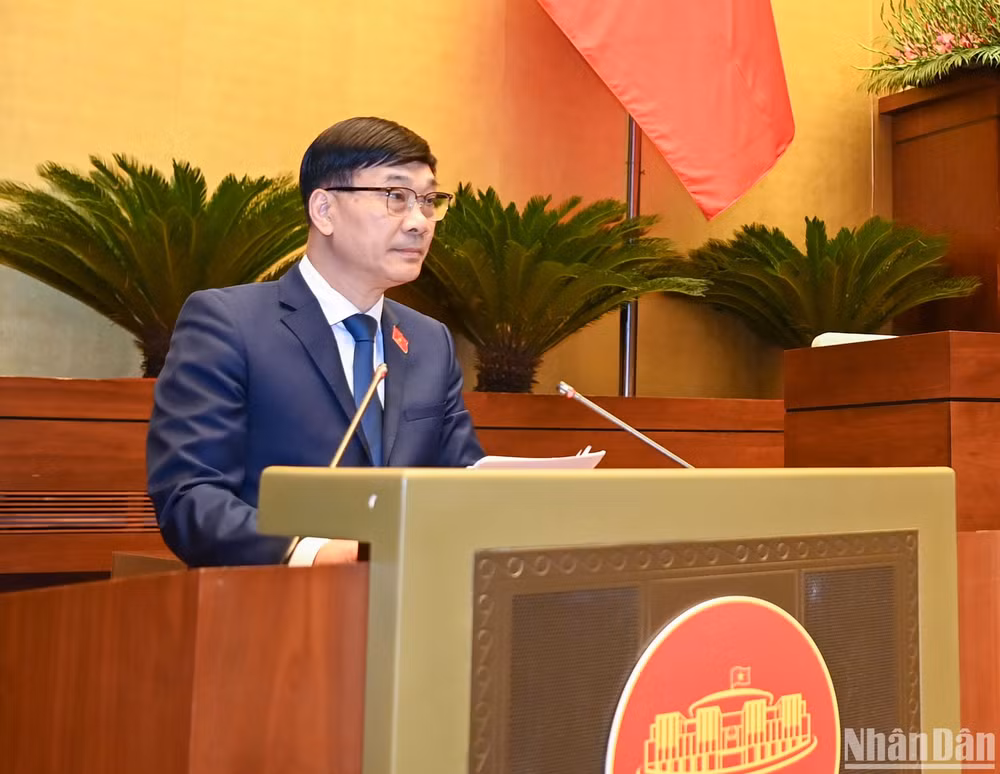 Chủ nhiệm Ủy ban Kinh tế của Quốc hội Vũ Hồng Thanh báo cáo một số vấn đề lớn tiếp thu, giải trình, chỉnh lý dự thảo Luật. (Ảnh: DUY LINH)