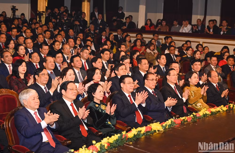 Các đồng chí lãnh đạo, nguyên lãnh đạo Đảng, Nhà nước và các đại biểu dự lễ trao giải. (Ảnh: DUY LINH)
