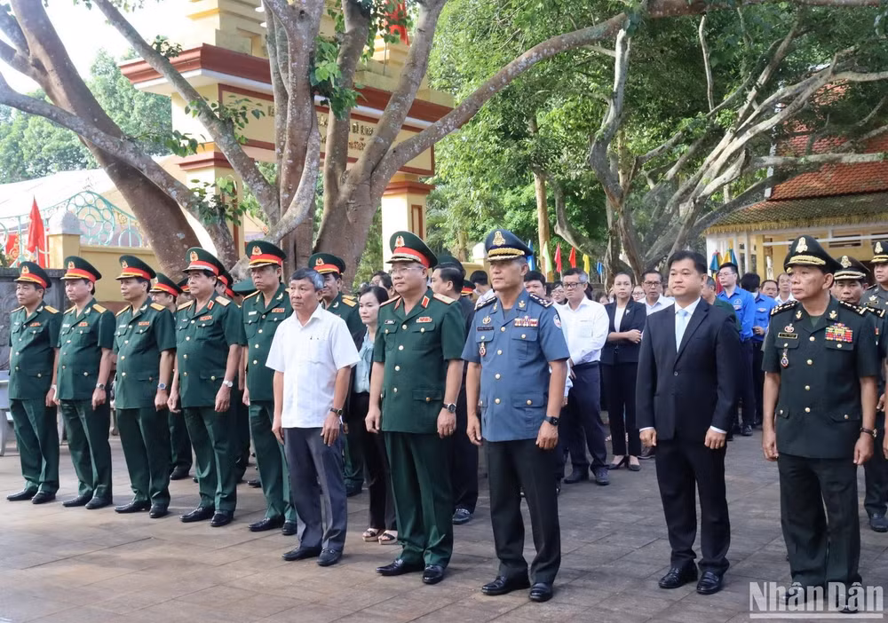 Các đại biểu tham dự buổi lễ. Các đại biểu tham dự buổi lễ.