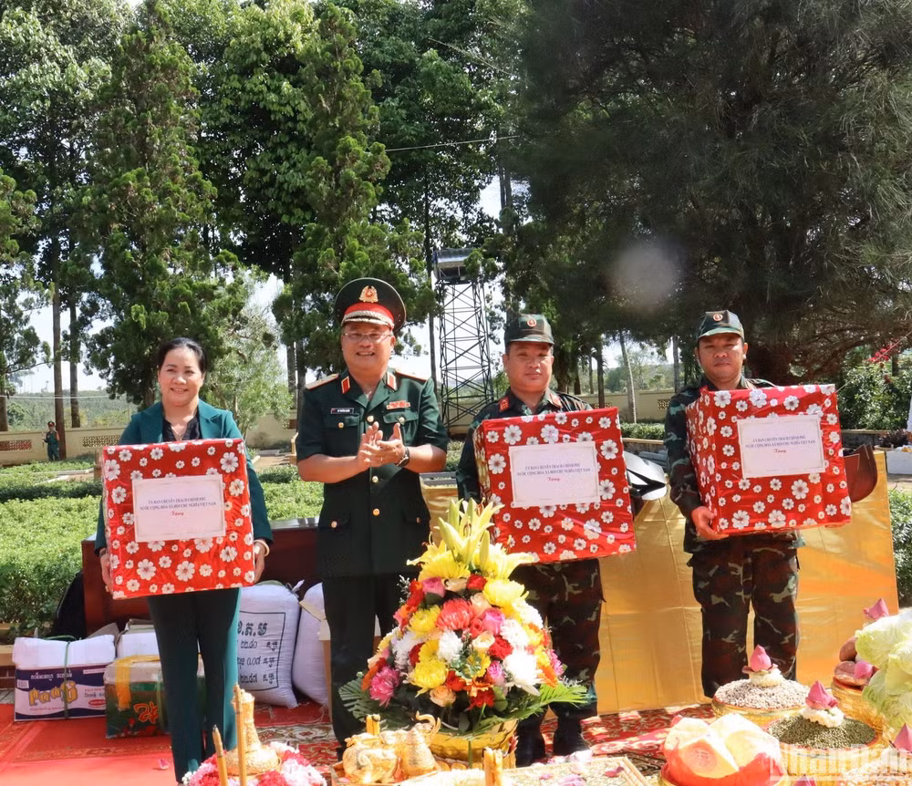 Đại diện Bộ Quốc phòng Việt Nam tặng quà cho các lực lượng địa phương. Đại diện Bộ Quốc phòng Việt Nam tặng quà cho các lực lượng địa phương.