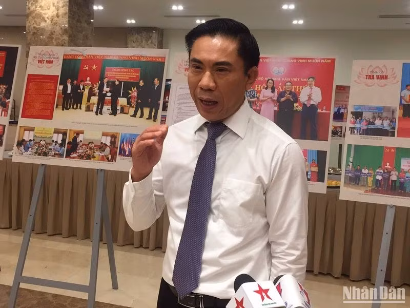 Vụ trưởng Vụ Lý luận chính trị, Ban Tuyên giáo Trung ương Đoàn Văn Báu trao đổi với phóng viên bên lề Hội thảo. (Ảnh: VĂN TOẢN)