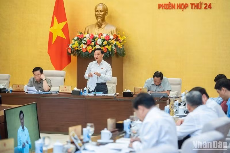 Phó Chủ tịch Quốc hội Nguyễn Khắc Định điều hành phiên thảo luận chiều 12/7. (Ảnh: DUY LINH)