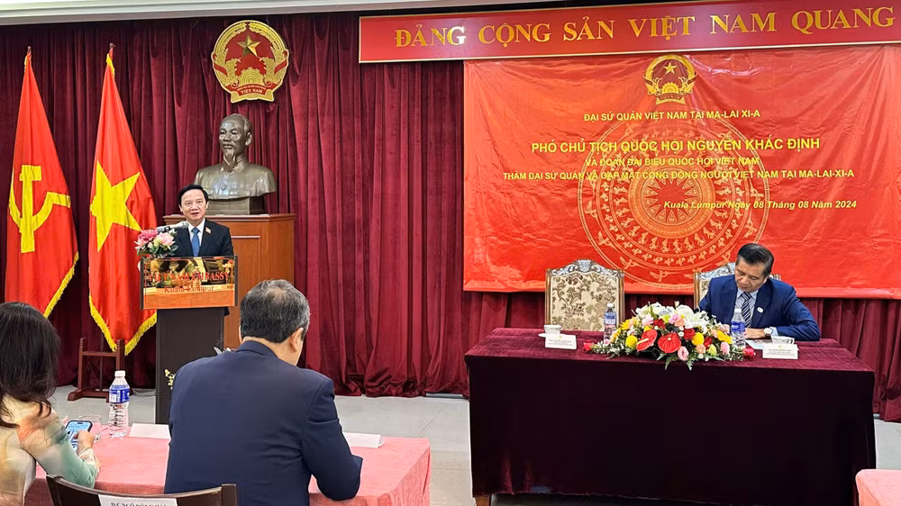 Phó Chủ tịch Quốc hội Nguyễn Khắc Định phát biểu tại buổi gặp mặt đại diện cộng đồng người Việt tại Malaysia.