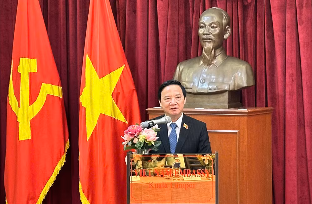 Phó Chủ tịch Quốc hội Nguyễn Khắc Định phát biểu tại buổi gặp mặt.