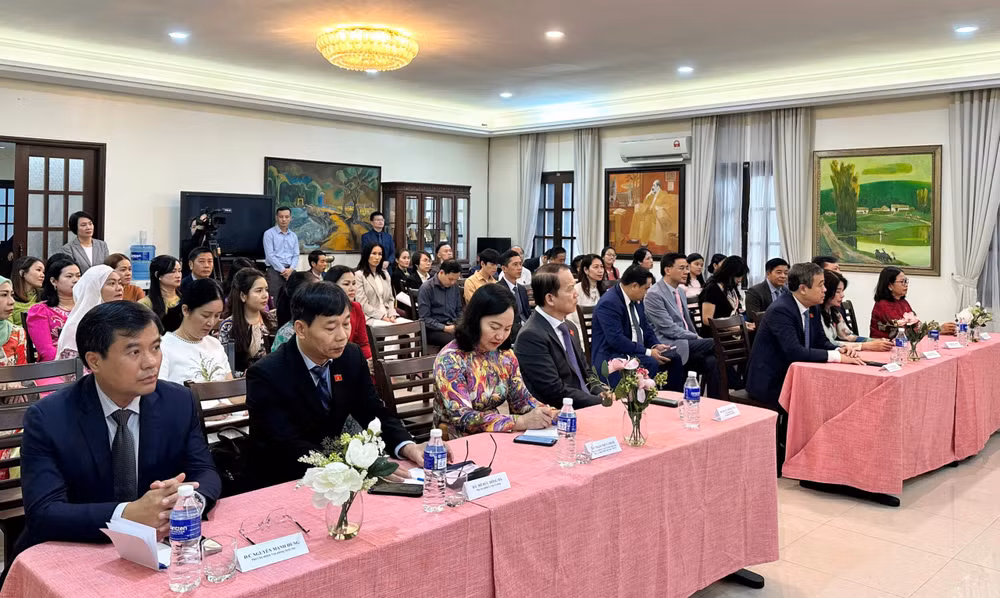 Các đại biểu dự buổi gặp mặt.