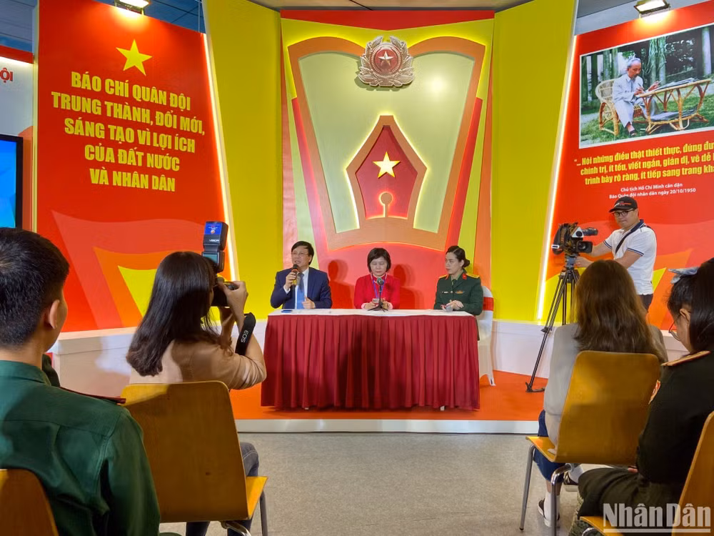 Nhà báo Hồ Quang Lợi, nguyên Phó Chủ tịch Thường trực Hội Nhà báo Việt Nam chia sẻ tại tọa đàm. (Ảnh: THÀNH ĐẠT)