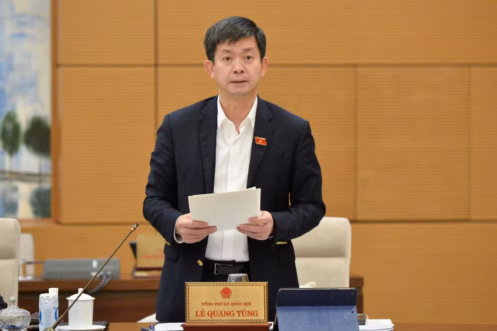 Tổng Thư ký Quốc hội, Chủ nhiệm Văn phòng Quốc hội Lê Quang Tùng báo cáo tại phiên họp. (Ảnh: DUY LINH) Tổng Thư ký Quốc hội, Chủ nhiệm Văn phòng Quốc hội Lê Quang Tùng báo cáo tại phiên họp. (Ảnh: DUY LINH)