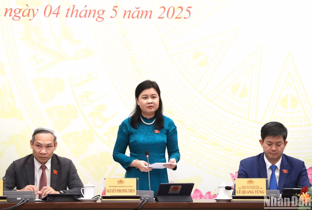 Phó Chủ nhiệm Ủy ban Pháp luật và Tư pháp của Quốc hội Nguyễn Phương Thủy trao đổi với các phóng viên tại họp báo. (Ảnh: DUY LINH)