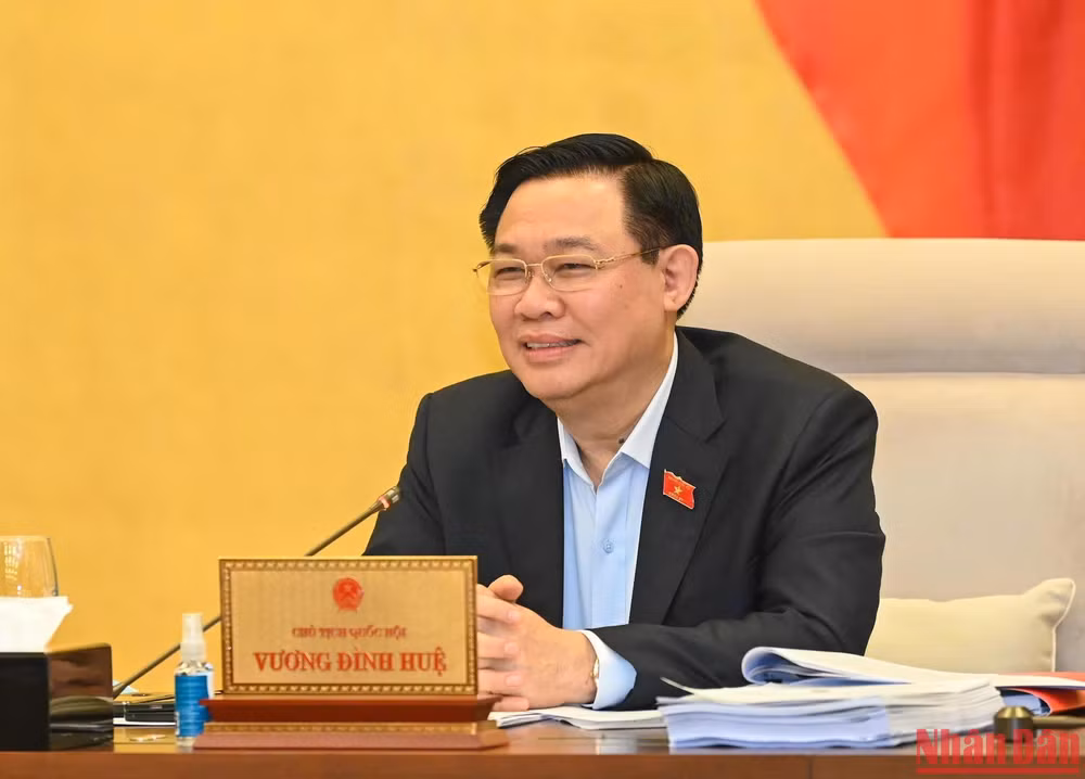 Chủ tịch Quốc hội Vương Đình Huệ phát biểu tại phiên họp.