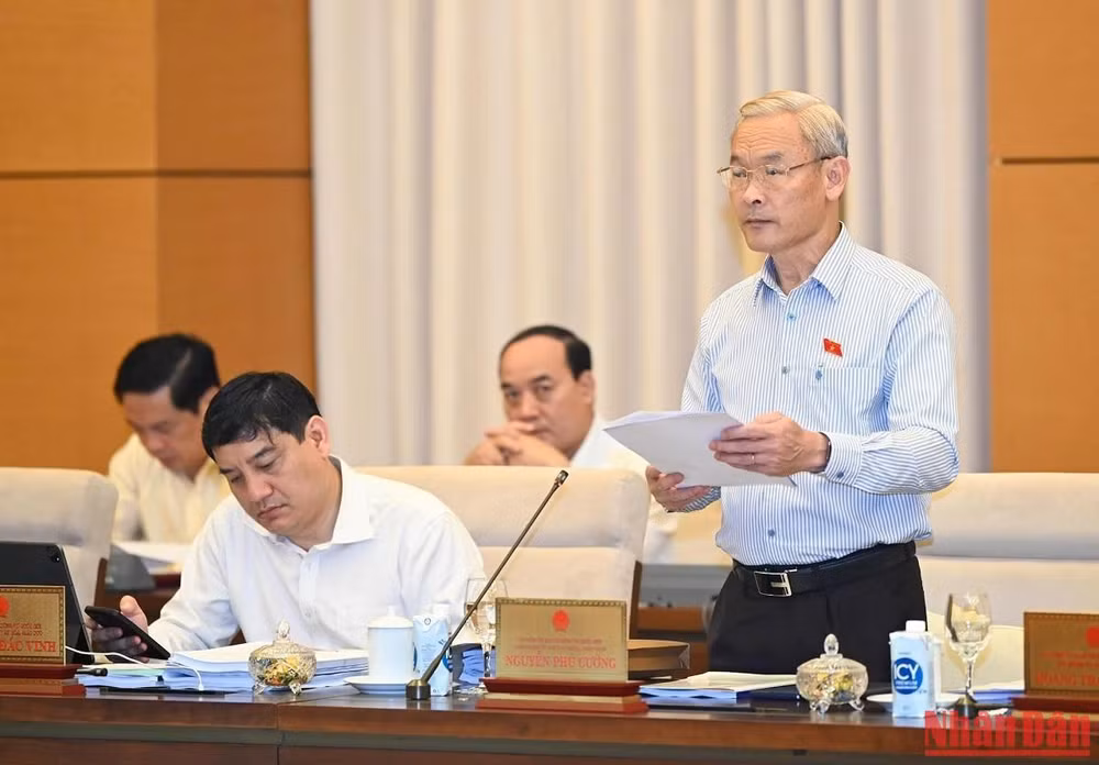 Chủ nhiệm Ủy ban Tài chính, Ngân sách của Quốc hội Nguyễn Phú Cường, đại diện Đoàn giám sát trình bày báo cáo. (Ảnh: DUY LINH)