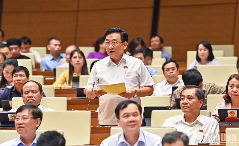 Đại biểu Trần Quốc Tuấn (đoàn Trà Vinh) tham gia ý kiến thảo luận ở hội trường sáng 31/5. (Ảnh: DUY LINH)