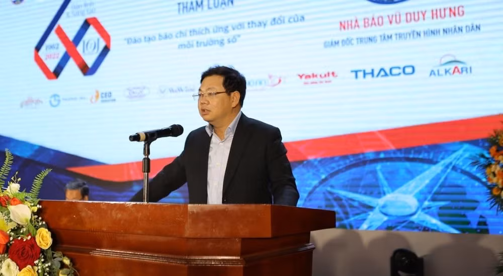 Nhà báo Vũ Duy Hưng, Giám đốc Trung tâm Truyền hình Nhân Dân, trình bày tham luận tại Hội thảo. Nhà báo Vũ Duy Hưng, Giám đốc Trung tâm Truyền hình Nhân Dân, trình bày tham luận tại Hội thảo.
