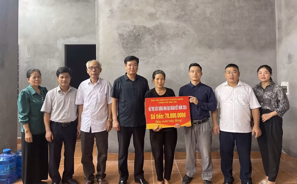Ban Vận động Quỹ Vì người nghèo thành phố và phường Hội Hợp trao kinh phí hỗ trợ. Ban Vận động Quỹ Vì người nghèo thành phố và phường Hội Hợp trao kinh phí hỗ trợ.