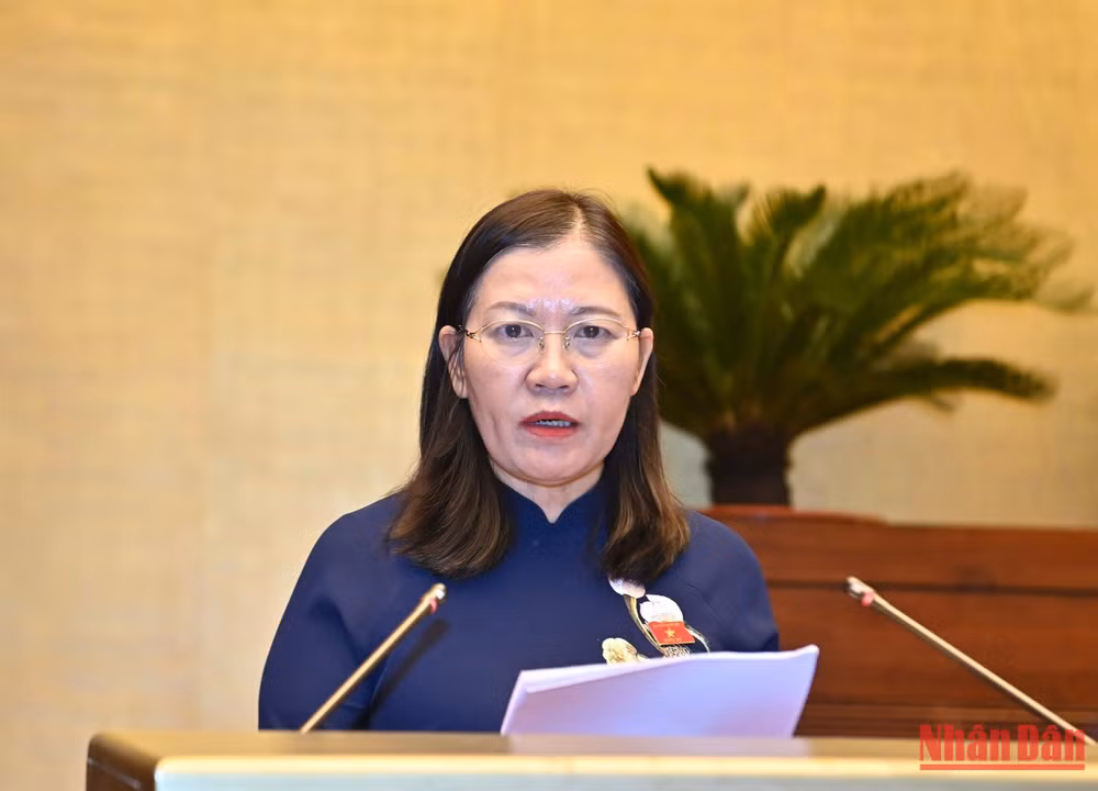 Chủ nhiệm Ủy ban Tư pháp của Quốc hội Lê Thị Nga trình bày Báo cáo thẩm tra tại phiên họp. Ảnh: ĐĂNG KHOA Chủ nhiệm Ủy ban Tư pháp của Quốc hội Lê Thị Nga trình bày Báo cáo thẩm tra tại phiên họp. Ảnh: ĐĂNG KHOA