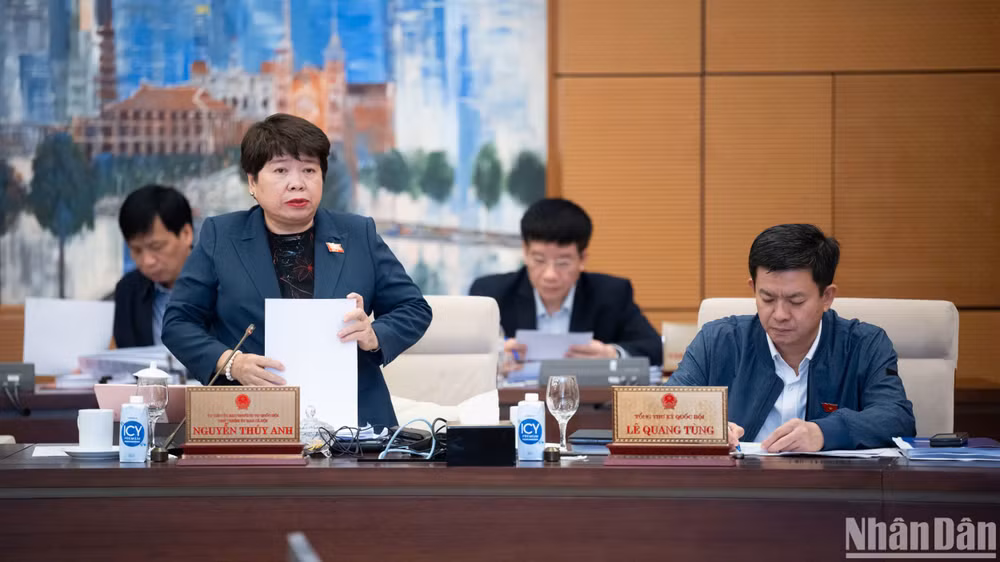 Chủ nhiệm Ủy ban Xã hội Nguyễn Thúy Anh báo cáo một số vấn đề lớn về việc tiếp thu, giải trình và chỉnh lý dự thảo Luật Việc làm (sửa đổi). (Ảnh: DUY LINH)