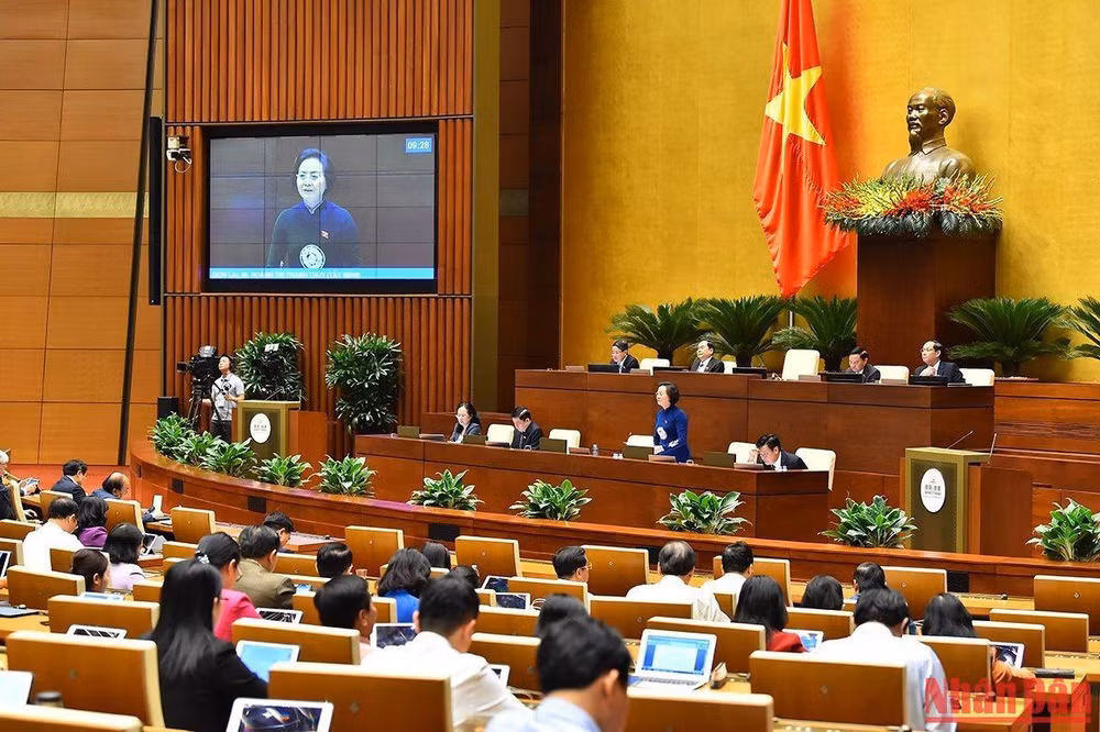 Quang cảnh phiên chất vấn và trả lời chất vấn chiều 4/11. (Ảnh: THỦY NGUYÊN)