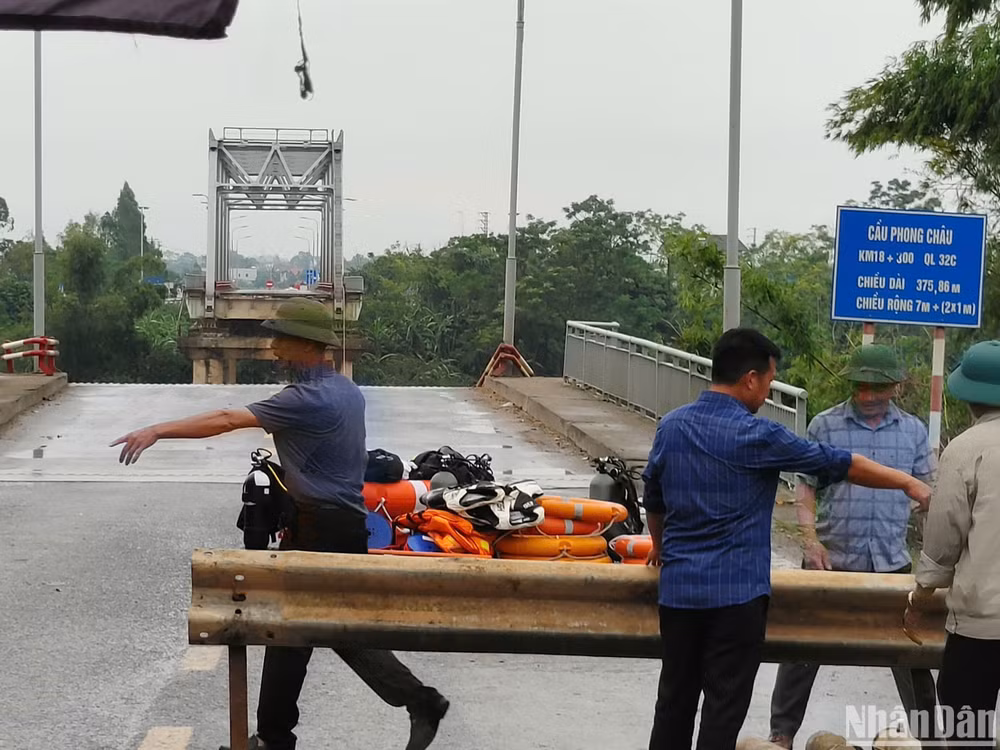 Hiện công tác cứu hộ, cứu nạn sự cố sập cầu đang được các đơn vị liên quan tích cực triển khai. (Ảnh: THÀNH ĐẠT) Hiện công tác cứu hộ, cứu nạn sự cố sập cầu đang được các đơn vị liên quan tích cực triển khai. (Ảnh: THÀNH ĐẠT)
