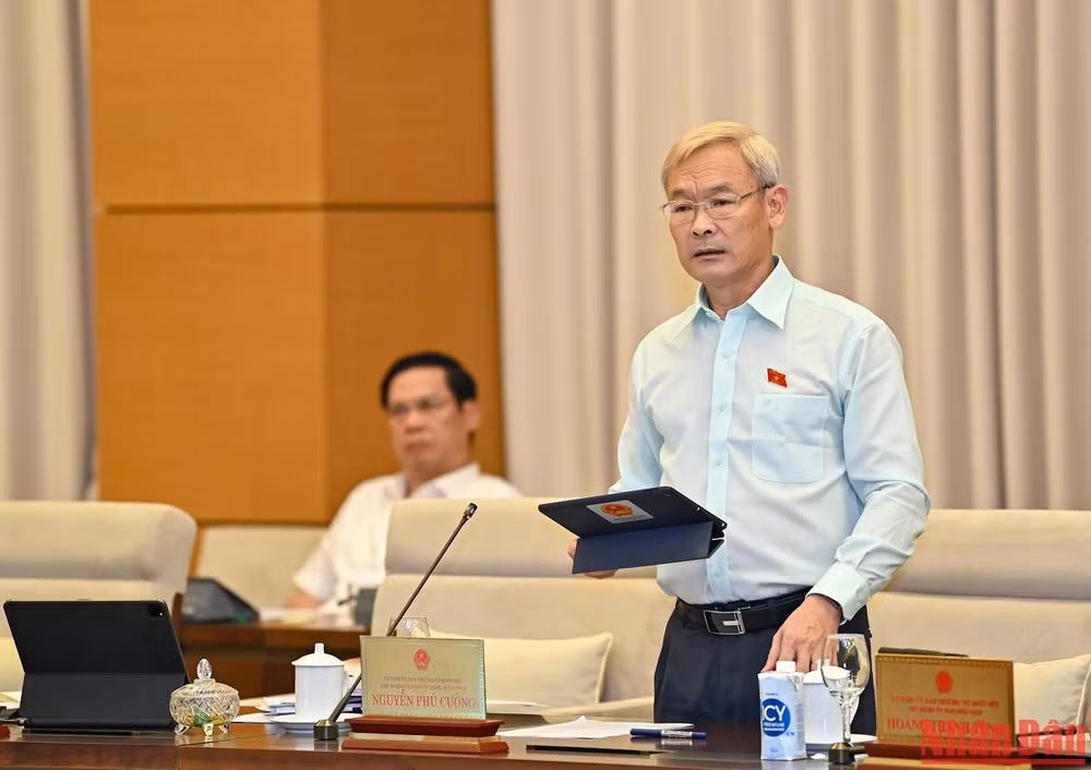 Chủ nhiệm Ủy ban Tài chính, Ngân sách của Quốc hội Nguyễn Phú Cường phát biểu ý kiến tại phiên họp.