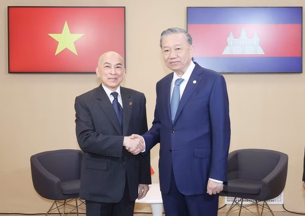 Tổng Bí thư, Chủ tịch nước Tô Lâm tiếp xúc song phương với Quốc vương Campuchia Norodom Sihamoni. (Ảnh: TTXVN)