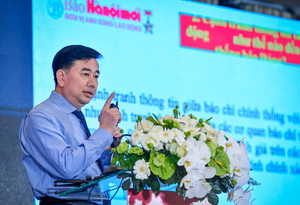 Nhà báo Nguyễn Minh Đức, Tổng Biên tập Báo HàNộiMới tham luận tại phiên họp.