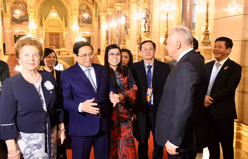 Phó Chủ tịch Quốc hội Hungary Jakab István giới thiệu với Thủ tướng Phạm Minh Chính và Phu nhân về Tòa nhà Quốc hội Hungary.