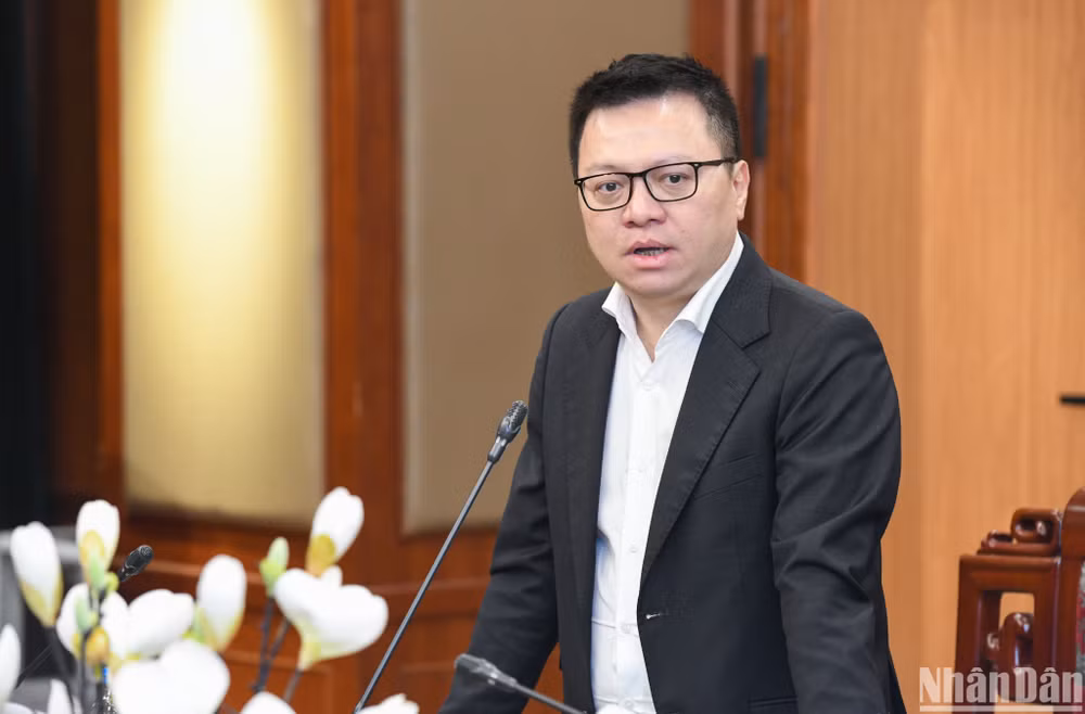 Tổng Biên tập Báo Nhân Dân Lê Quốc Minh chúc Tết cán bộ, chiến sĩ Cục Cảnh sát điều tra tội phạm về tham nhũng, kinh tế, buôn lậu. (Ảnh: THÀNH ĐẠT)