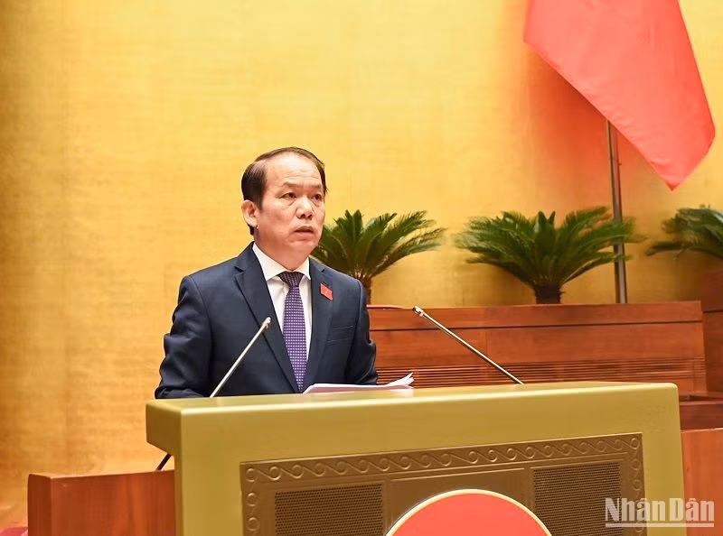 Chủ nhiệm Ủy ban Pháp luật Hoàng Thanh Tùng báo cáo tóm tắt một số vấn đề lớn còn ý kiến khác nhau về dự án Luật Nhà ở (sửa đổi). (Ảnh: DUY LINH) Chủ nhiệm Ủy ban Pháp luật Hoàng Thanh Tùng báo cáo tóm tắt một số vấn đề lớn còn ý kiến khác nhau về dự án Luật Nhà ở (sửa đổi). (Ảnh: DUY LINH)