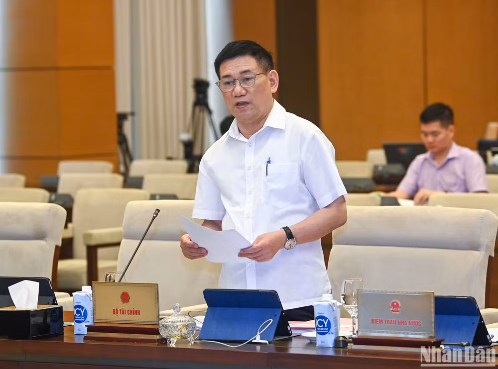 Bộ trưởng Tài chính Hồ Đức Phớc trình bày tóm tắt tờ trình của Chính phủ. (Ảnh: DUY LINH) Bộ trưởng Tài chính Hồ Đức Phớc trình bày tóm tắt tờ trình của Chính phủ. (Ảnh: DUY LINH)