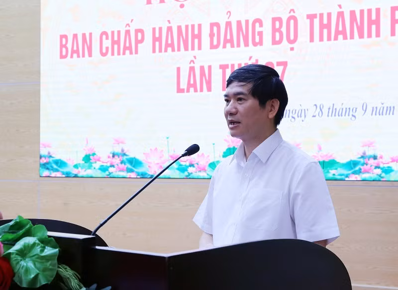 Đồng chí Vũ Quyết Tiến, Ủy viên Ban Thường vụ Tỉnh ủy Quảng Ninh, Bí thư Thành ủy Hạ Long phát biểu kết luận hội nghị. Đồng chí Vũ Quyết Tiến, Ủy viên Ban Thường vụ Tỉnh ủy Quảng Ninh, Bí thư Thành ủy Hạ Long phát biểu kết luận hội nghị.