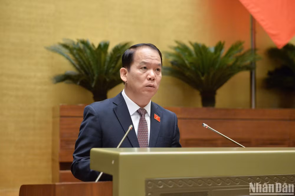 Chủ nhiệm Ủy ban Pháp luật của Quốc hội Hoàng Thanh Tùng trình bày báo cáo giải trình, tiếp thu, chỉnh lý dự thảo Luật trước khi Quốc hội bấm nút thông qua. (Ảnh: ĐĂNG KHOA)