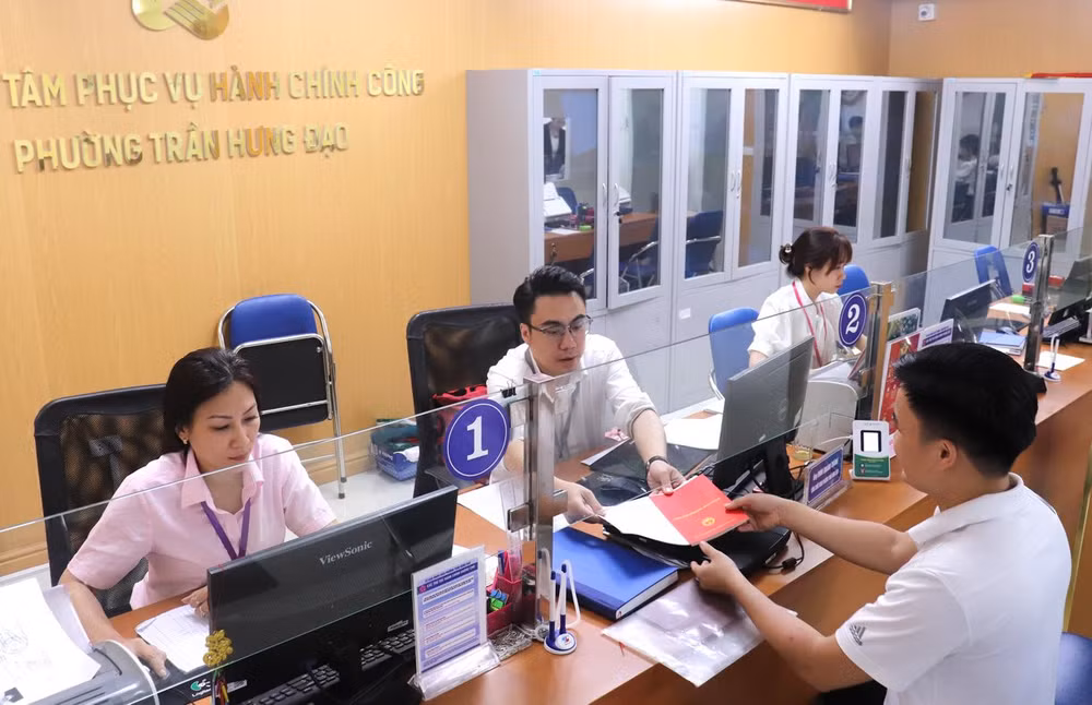 Trung tâm Phục vụ hành chính công phường Trần Hưng Đạo, quận Hoàn Kiếm triển khai hình thức thanh toán phí, lệ phí không dùng tiền mặt tại bộ phận "một cửa".