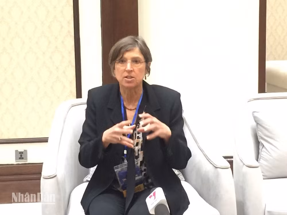 GS Pamela Christine Ronald chia sẻ về chặng đường nghiên cứu khoa học của mình. (Ảnh: VĂN TOẢN)