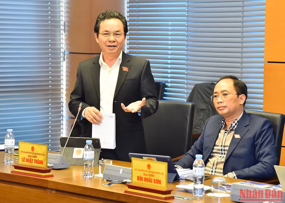 Đại biểu Quốc hội Hoàng Văn Cường phát biểu trong phiên thảo luận tổ về dự án Luật Đất đai (sửa đổi) sáng 3/11. Ảnh: THỦY NGUYÊN