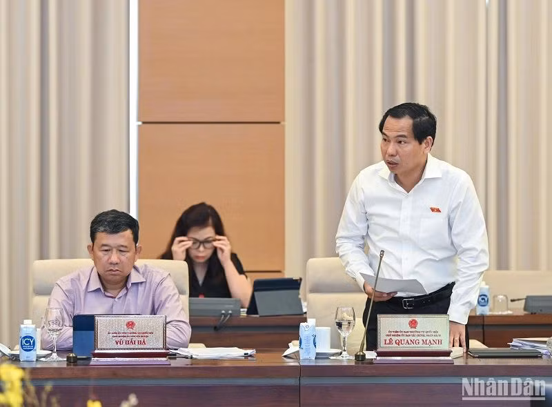 Chủ nhiệm Ủy ban Tài chính-Ngân sách của Quốc hội Lê Quang Mạnh trình bày báo cáo tại phiên họp. (Ảnh: DUY LINH)