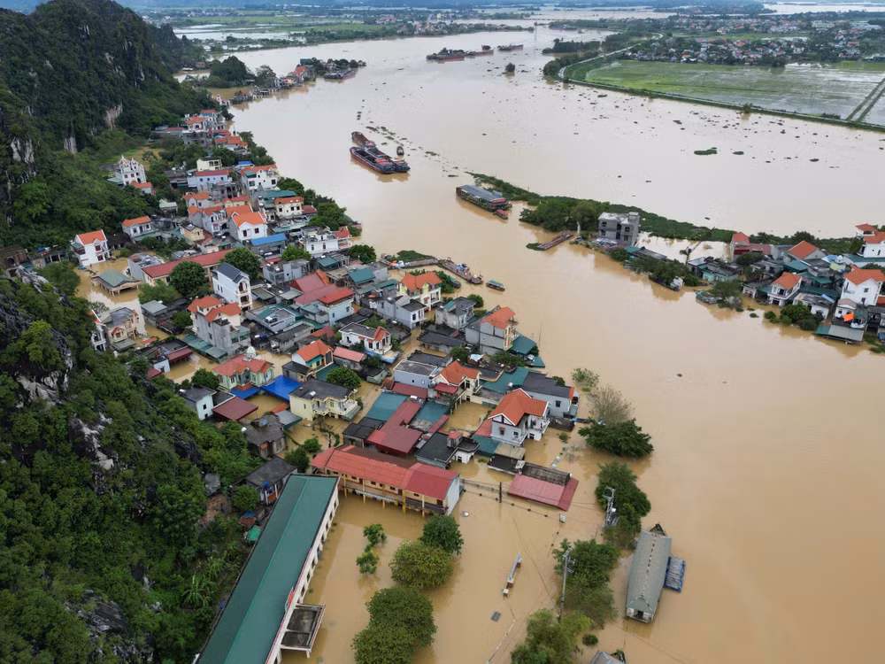 Bão số 3 và hoàn lưu sau bão gây mưa lớn kéo dài, ngập lụt nghiêm trọng trên nhiều địa bàn. Bão số 3 và hoàn lưu sau bão gây mưa lớn kéo dài, ngập lụt nghiêm trọng trên nhiều địa bàn.