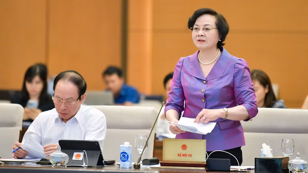 Bộ trưởng Nội vụ Phạm Thị Thanh Trà trình bày tờ trình của Chính phủ. (Ảnh: DUY LINH)