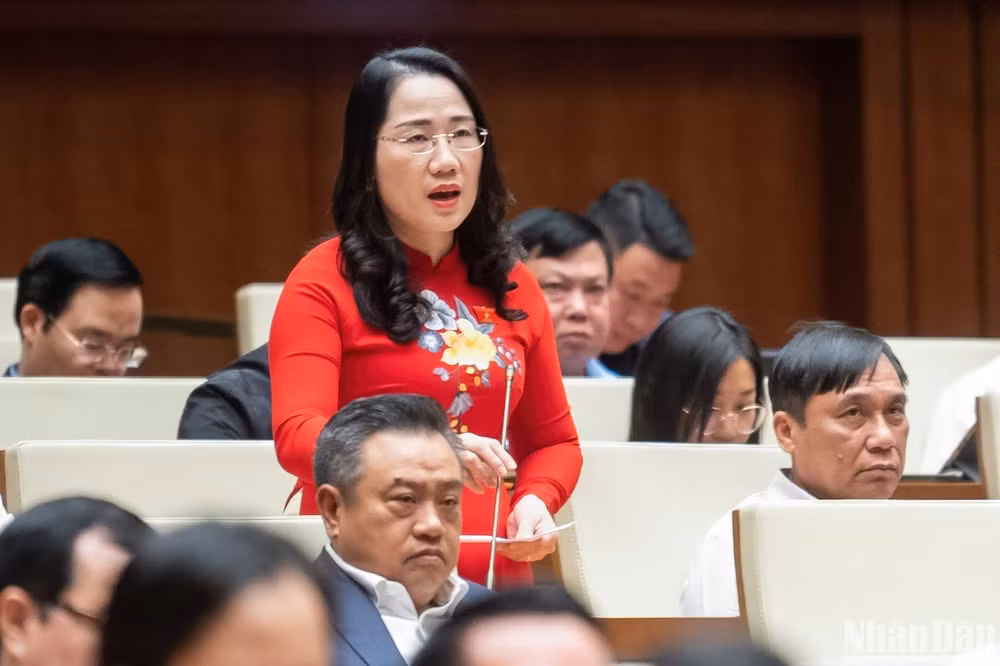Đại biểu Nguyễn Thị Thủy (đoàn Bắc Kạn) nêu câu hỏi chất vấn. (Ảnh: ĐĂNG KHOA) Đại biểu Nguyễn Thị Thủy (đoàn Bắc Kạn) nêu câu hỏi chất vấn. (Ảnh: ĐĂNG KHOA)