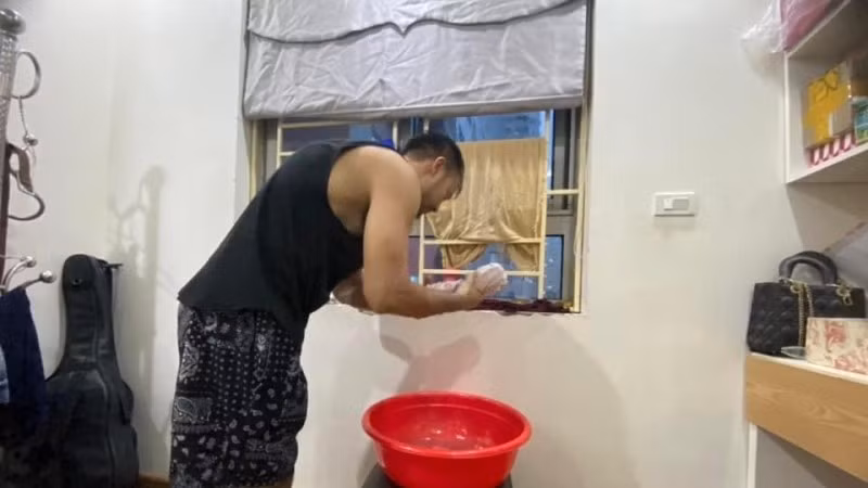 Cư dân khu chung cư HH Linh Đàm xử lý nước bị hắt tràn qua cửa sổ. Cư dân khu chung cư HH Linh Đàm xử lý nước bị hắt tràn qua cửa sổ.