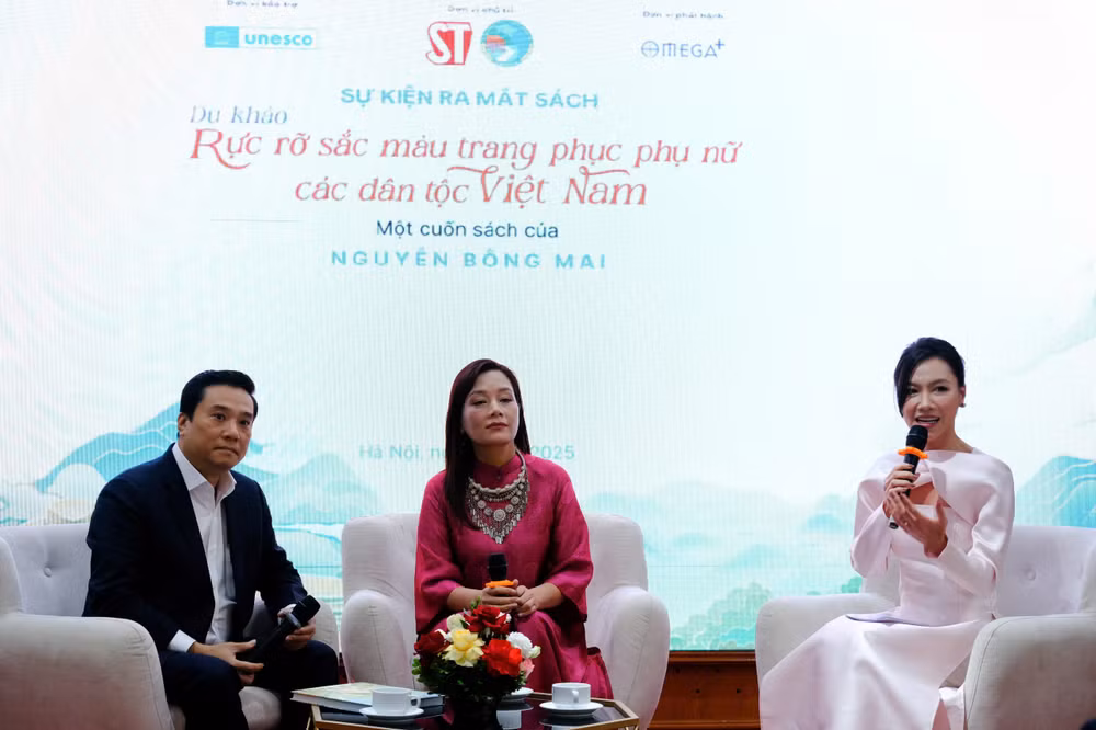 Giao lưu cùng tác giả Nguyễn Bông Mai và đồng chí Nguyễn Thái Bình, Phó Giám đốc Nhà xuất bản Chính trị quốc gia Sự thật về những nội dung, điểm đặc biệt của cuốn sách. Giao lưu cùng tác giả Nguyễn Bông Mai và đồng chí Nguyễn Thái Bình, Phó Giám đốc Nhà xuất bản Chính trị quốc gia Sự thật về những nội dung, điểm đặc biệt của cuốn sách.