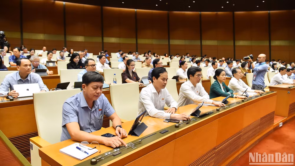 Quốc hội biểu quyết thông qua Nghị quyết về tổ chức chính quyền đô thị và thí điểm một số cơ chế, chính sách đặc thù phát triển thành phố Đà Nẵng. (Ảnh: THỦY NGUYÊN)