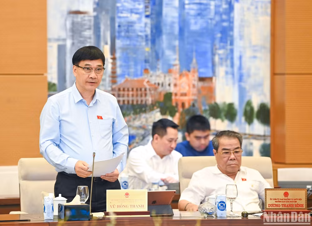 Chủ nhiệm Ủy ban Kinh tế của Quốc hội Vũ Hồng Thanh trình bày báo cáo thẩm tra. (Ảnh: DUY LINH) Chủ nhiệm Ủy ban Kinh tế của Quốc hội Vũ Hồng Thanh trình bày báo cáo thẩm tra. (Ảnh: DUY LINH)